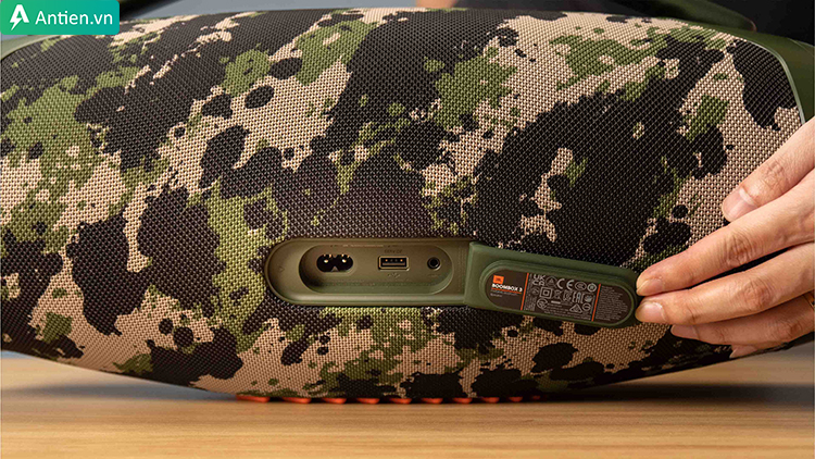Mặt sau loa Boombox 3 là các cổng kết nối AUX, cổng sạc USB-A