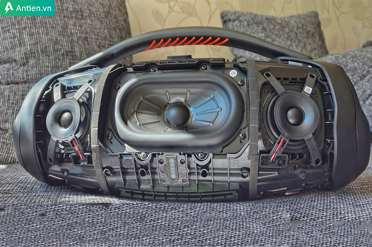Với hệ thống loa 3 đường tiếng, Boombox 3 mang tới chất âm mạnh mẽ, tách bạch