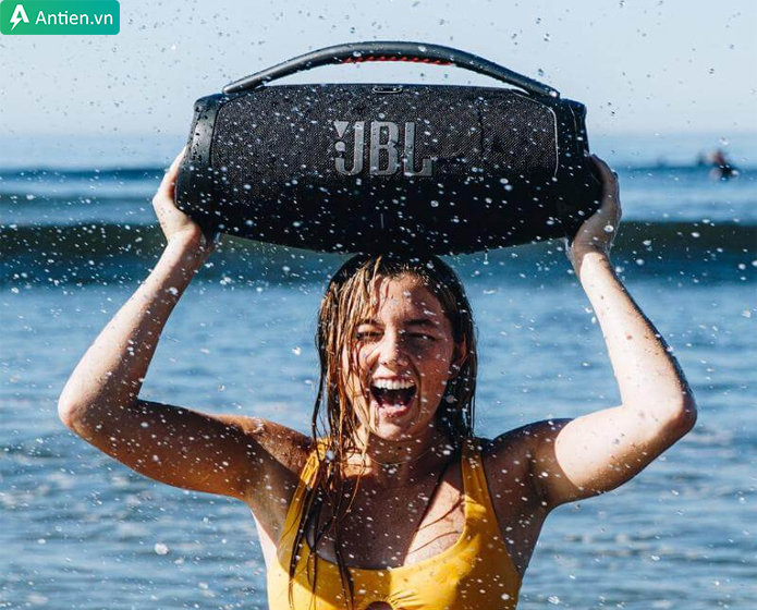 Boombox 3 dễ dàng hoạt động trong môi trường nước, bui nhờ xếp hạng đạt chuẩn IP67