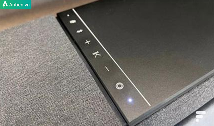 Các nút hiệu chỉnh, điều khiển cảm ứng được thiết kế ở mặt trên loa Devialet Dione