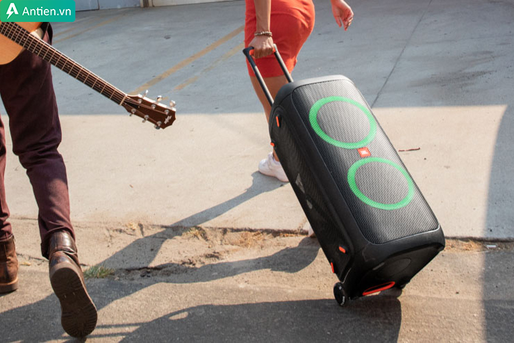 JBL Partybox 310 thiết kế với tay kéo và bánh xe di chuyển dễ dàng