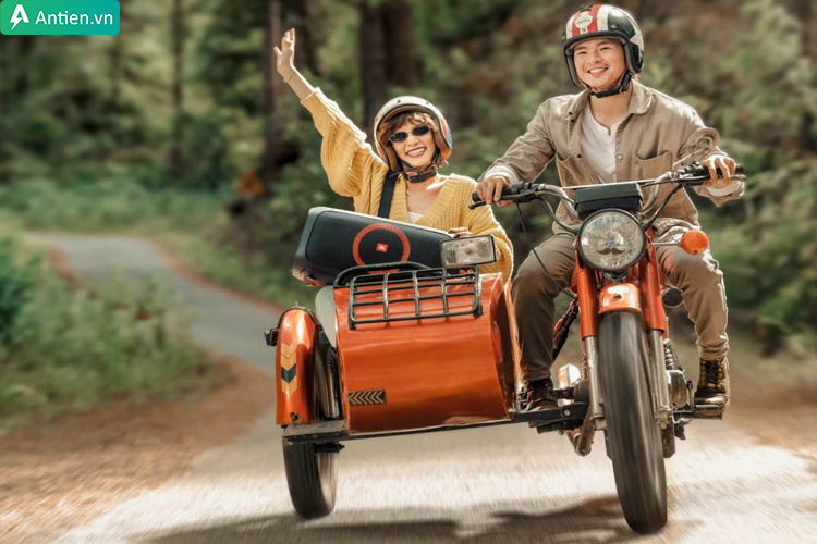 Công suất loa Partybox On The Go là 100W thích hợp để nghe nhạc với nhóm ít người