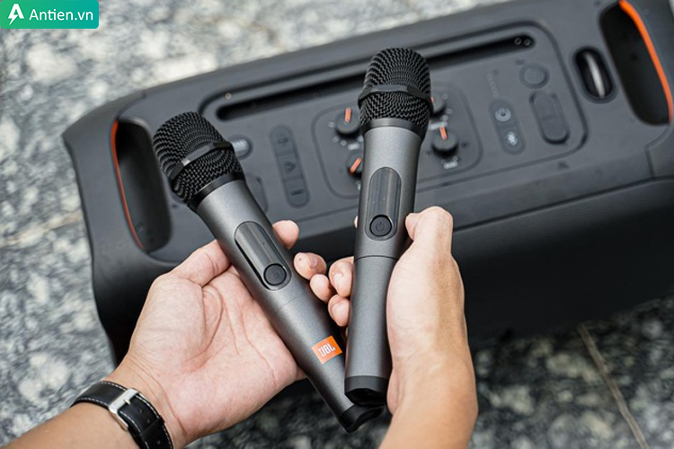 Bộ đôi micro được đi kèm với loa Partybox On The Go