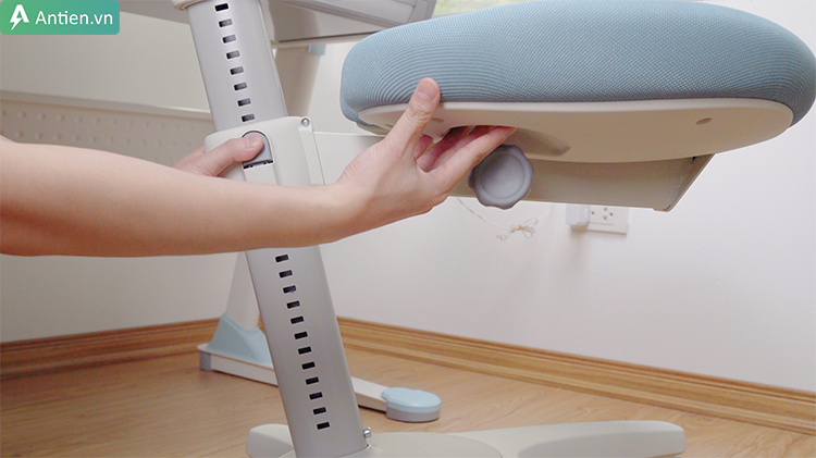 Phần đệm ngồi của ghế 2M2KIDS AC21 có thể nâng hạ cao thấp dễ dàng