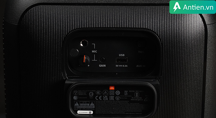 Loa không dây Partybox Encore Essential hỗ trợ khe cắm Mic