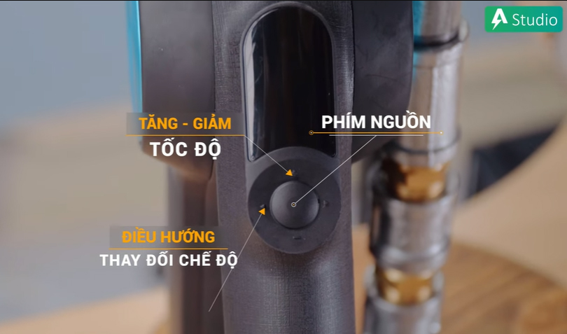 Hệ thống màn hình và nút bấm Theragun Pro