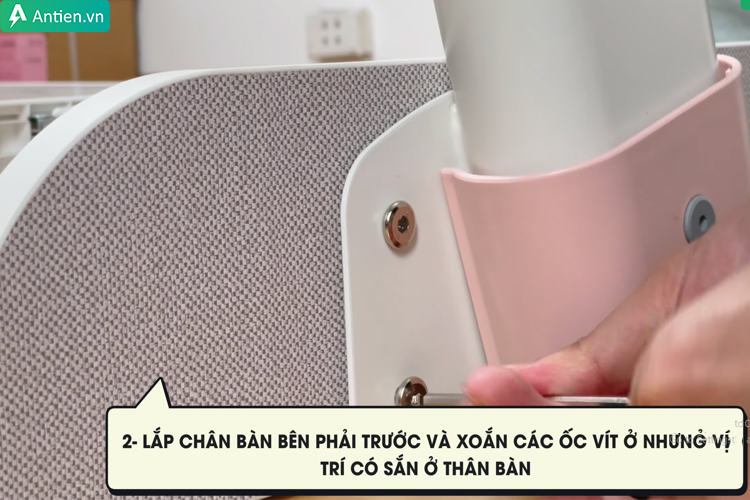 Tiến hành lắp chân bàn bên phải bàn trẻ em TS120H