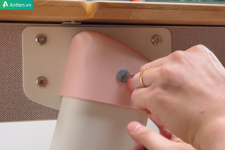 Tháo phần ốp ở chân bàn để cắm cần xoay nâng hạ độ cao bàn TS120H