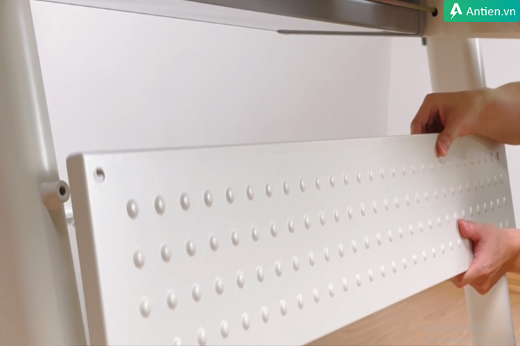 Lắp khung kim loại giữa 2 chân bàn học TS120H để tăng độ chắc chắn