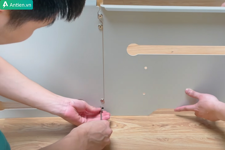 Lắp thanh kim loại nối giữa 2 giá sách