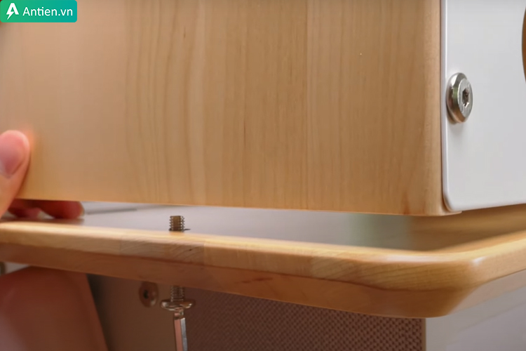 Ghép nối giá sách với thân bàn bằng ốc vít dài nhất