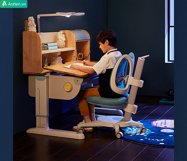Bàn học của 2M2KIDS với thiết kế công thái học giúp trẻ hình thành thói quen học tập tốt
