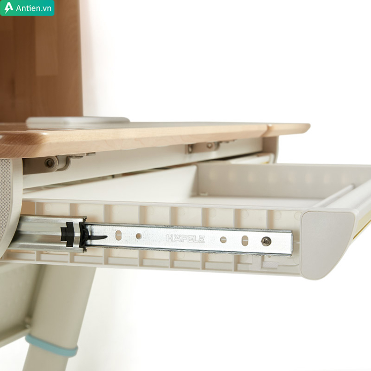 Sản phẩm bàn của 2M2KIDS sử dụng hệ thống rãnh trượt cao cấp của Đức, kéo đẩy trơn trư