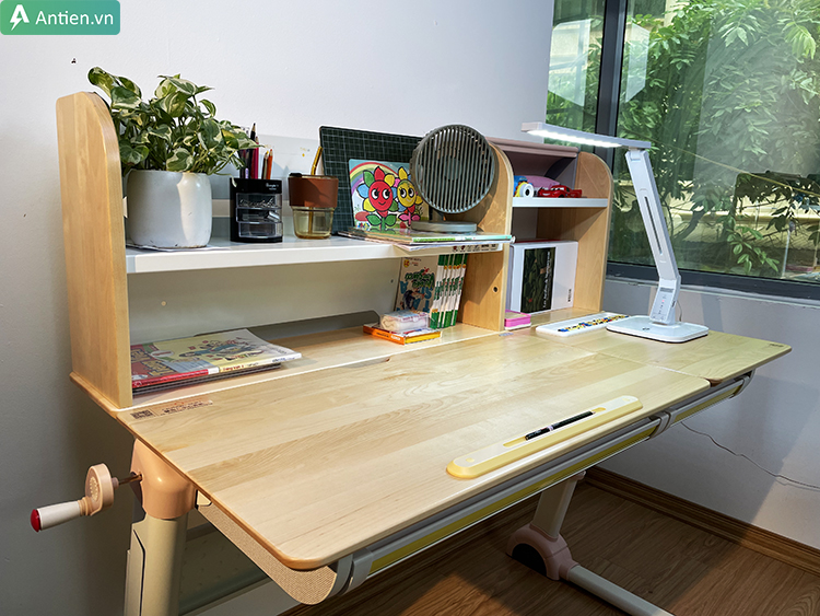 Bàn học của 2M2KIDS cho màu gỗ tươi sáng