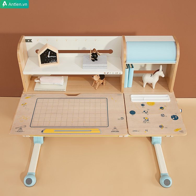 Khi trẻ viết bằng bút cứng nên lót bàn và các vật dụng trên bàn