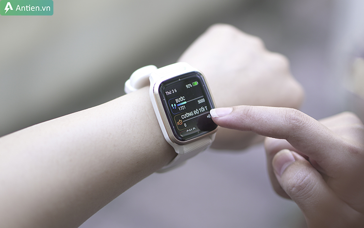 Venu SQ 2/ SQ 2 Music trang bị màn hình cảm ứng và 2 nút bấm tiện lợi