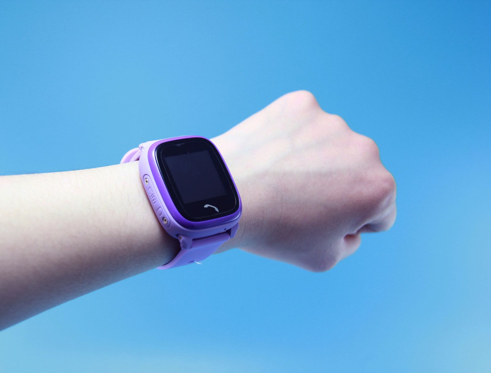 Giám sát từ xa với khả năng nghe lén trẻ