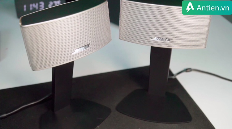 Loa vệ tinh với thiết kế chân đế