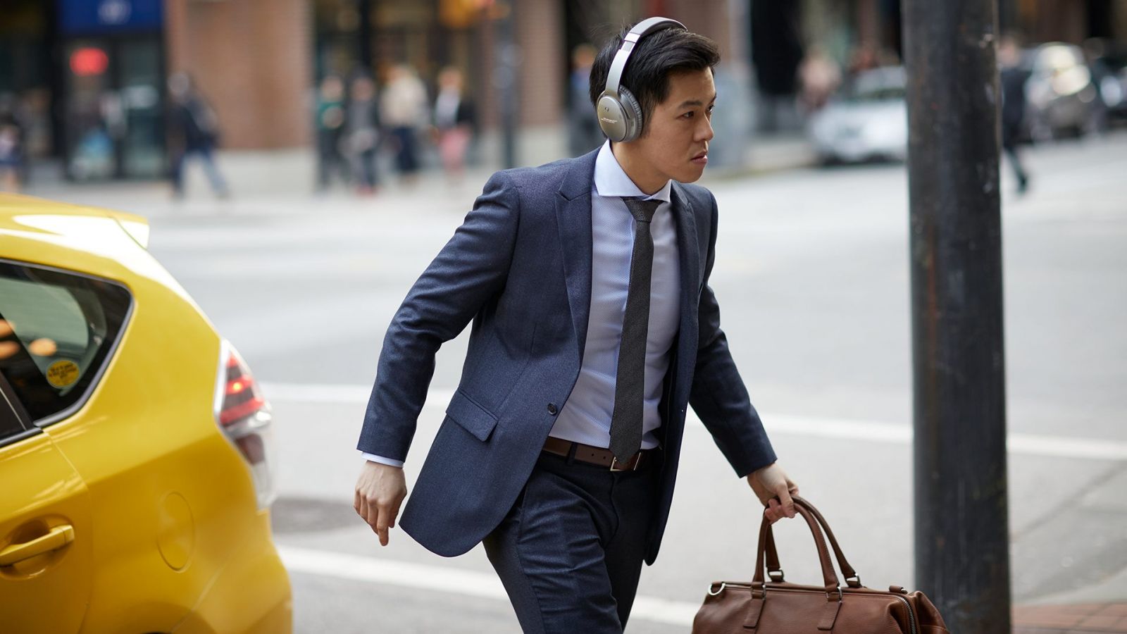 Dễ dàng điều khiển với Tai nghe Bluetooth chống ồn Bose QuietComfort 35 II