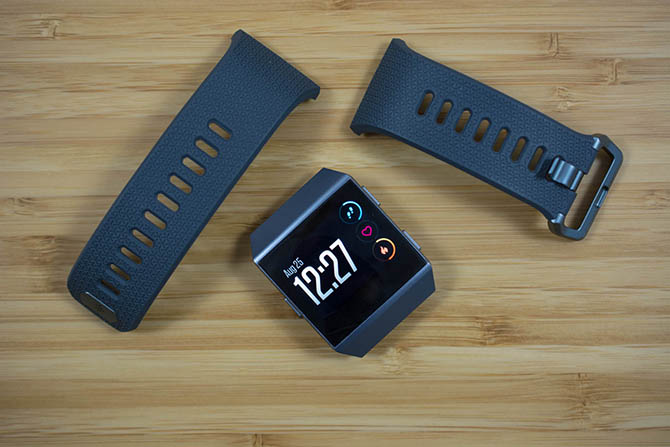 Fitbit ionic có thể thay thế dây đeo