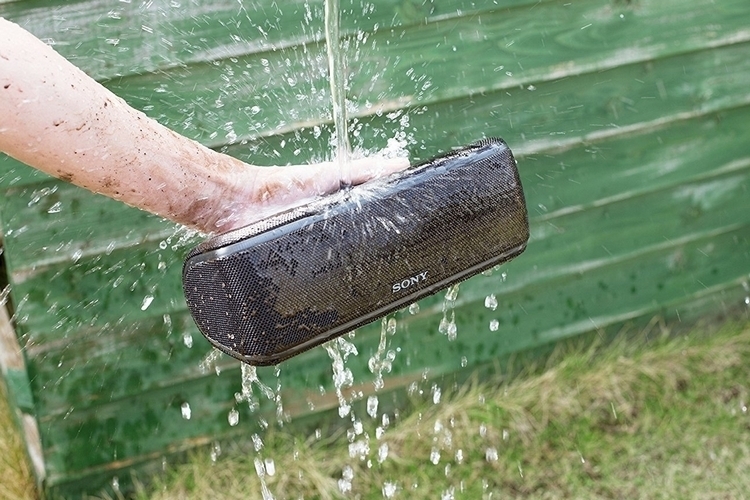 Hỗ trợ kháng nước chuẩn IP67 có thể thả xuống hồ bơi