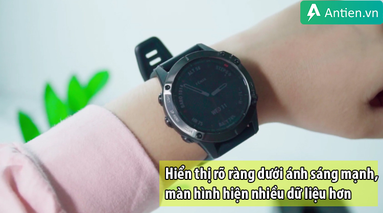 Hiển thị rõ ràng dưới ánh sáng mạnh, màn hình hiện nhiều dữ liệu hơn