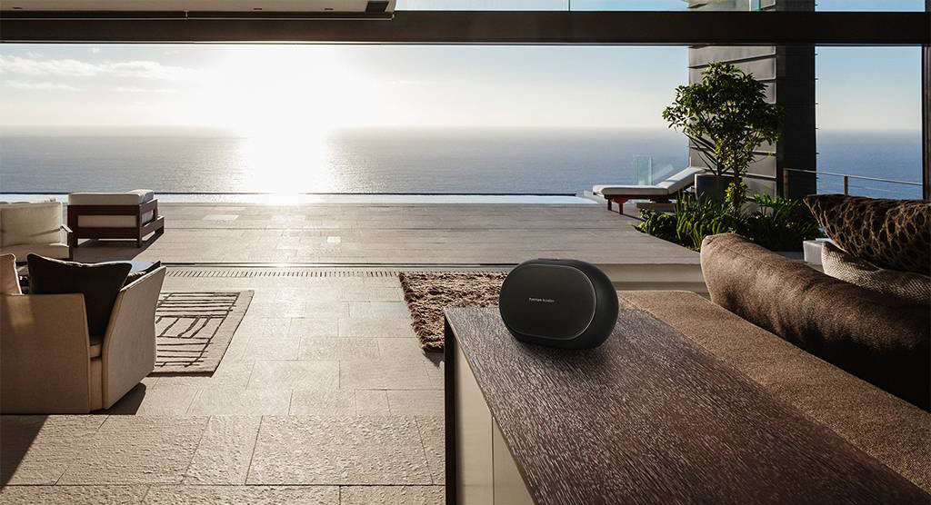 Âm thanh chiếc Harman Kardon Omni 50+ dễ dàng lấp đầy 1 căn phòng lớn