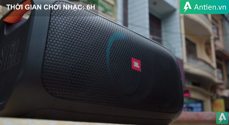 JBL Partybox On-the-go có dung lượng pin 6h chơi nhạc