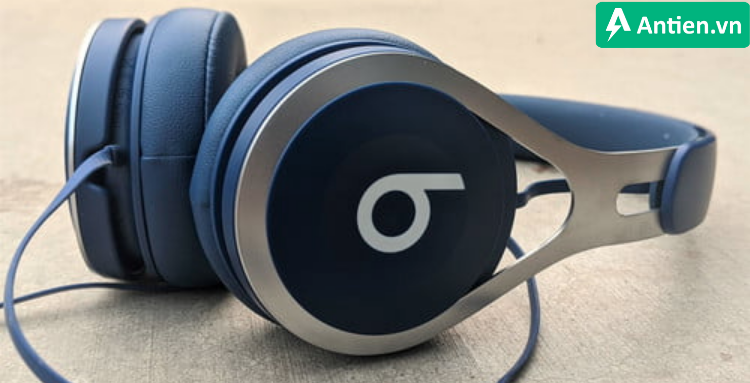 Tai nghe Beats EP được thiết kế êm ái cùng logo Beats bên ngoài