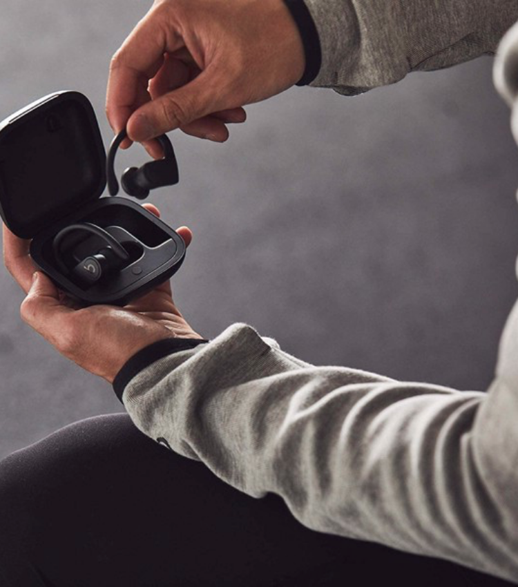 Tai nghe Bluetooth PowerBeat Pro có thời lượng pin dài và sạc qua hộp đựng