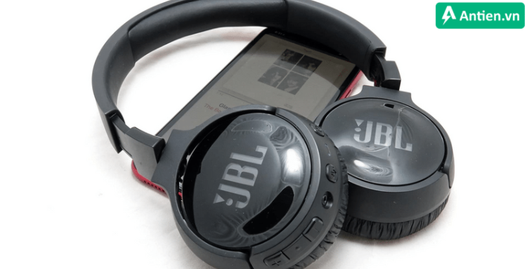Logo JBL được khắc sau mặt bóng của tai nghe JBL TUNE600BTNC
