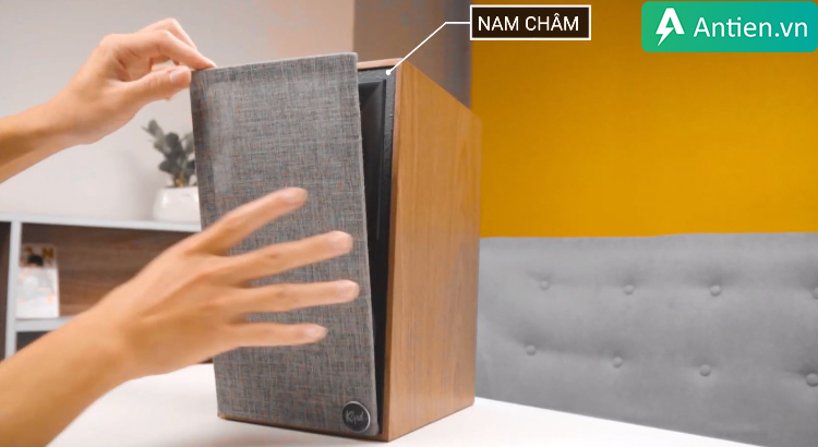 Mặt ê-căng của loa The Fives có thể tháo rời