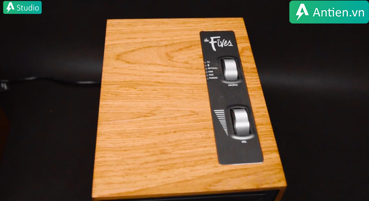 Mặt trên loa Klipsch The Fives với các con lăn điều chỉnh