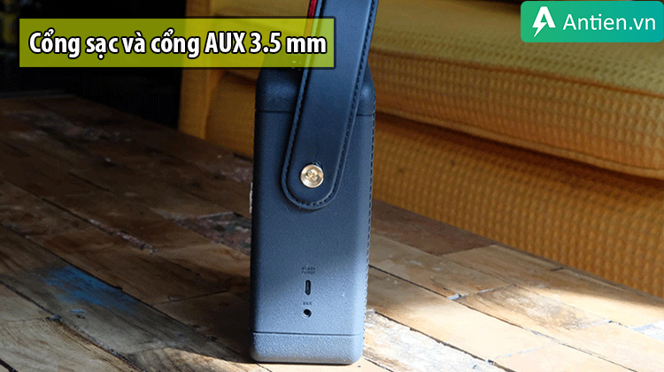 Stockwell II với cổng sạc và cổng 3.5 mm ở bên cạnh