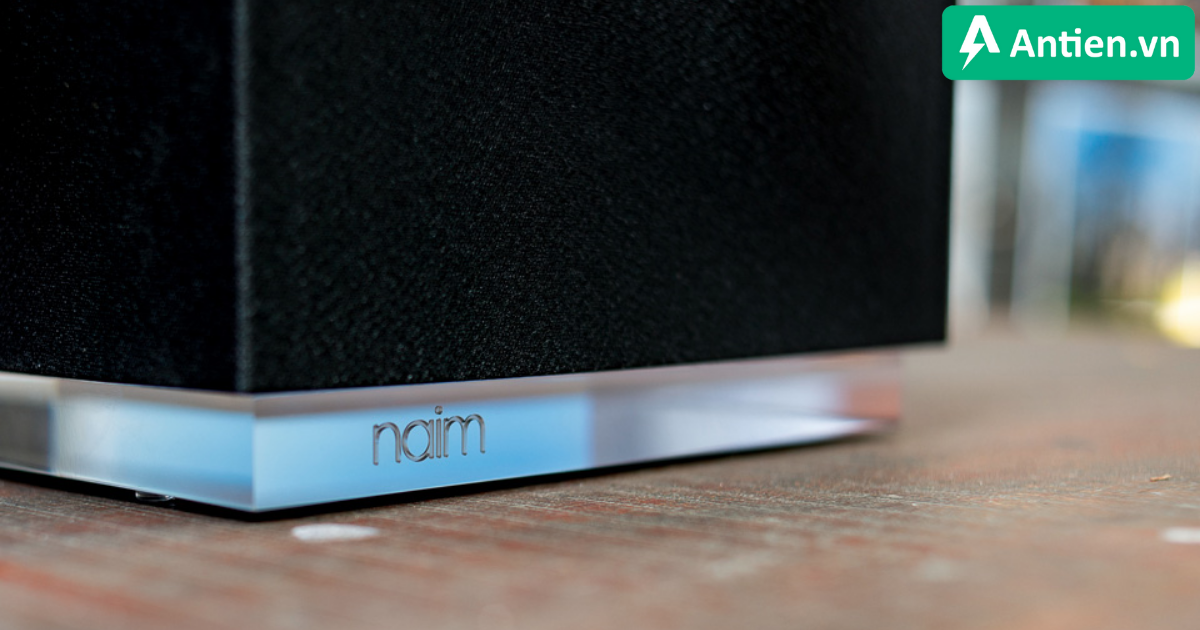 Loa Naim Muso QB có phần chân bằng mica trong suốt khắc chữ Naim