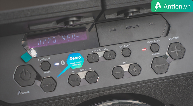 Mặt trước với màn hình và hệ thống nút điều khiển