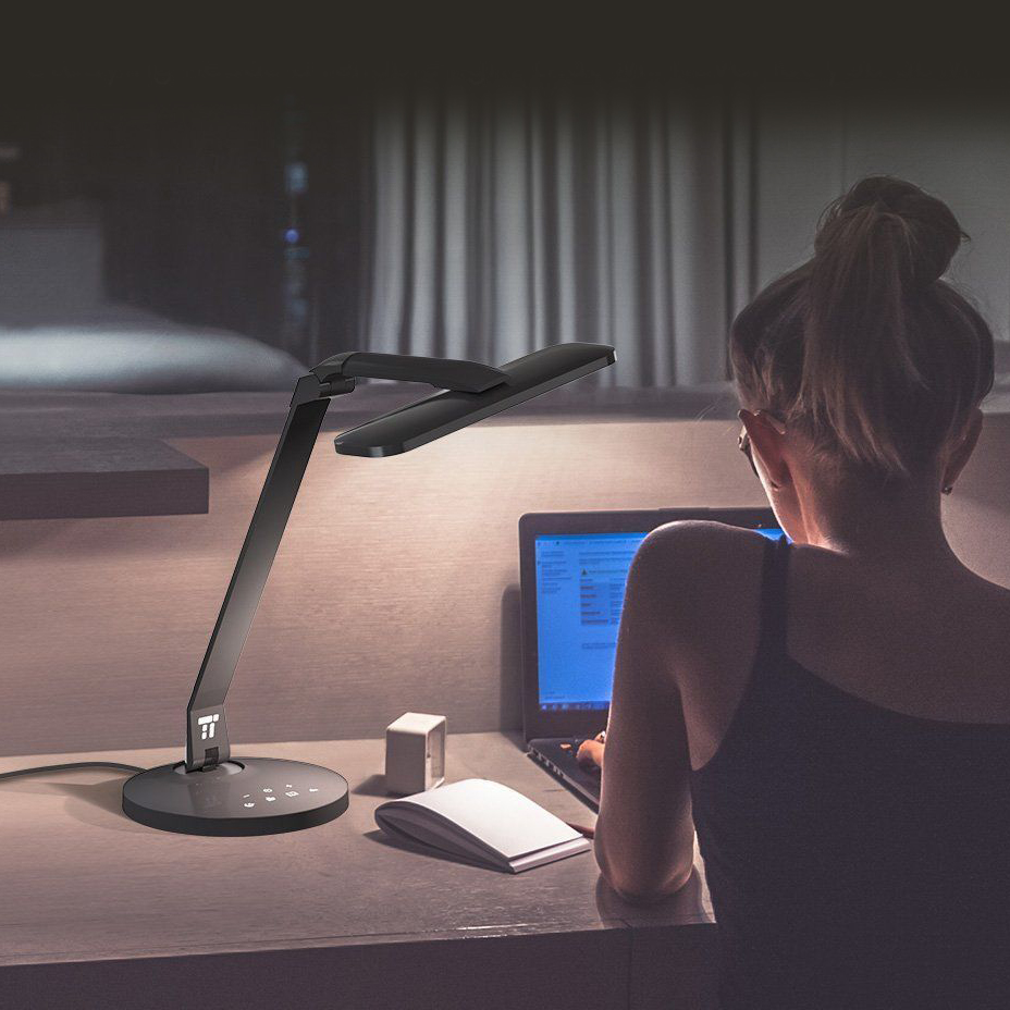 Thao tác sử dụng đèn bàn làm việc phù hợp