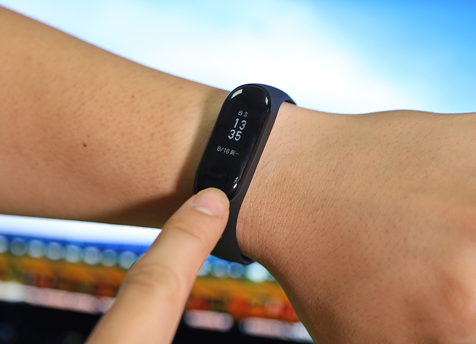 Vòng tay thông minh Xiaomi Mi Band 3 với màn hình cảm ứng OLED