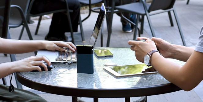 Sạc dự phòng kiêm phát wifi của Ravpwer