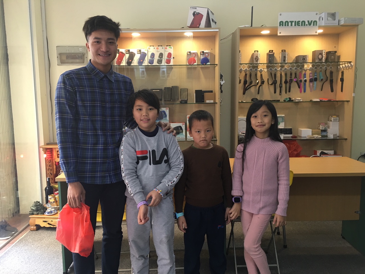 Các khách hàng nhí của An Tiến